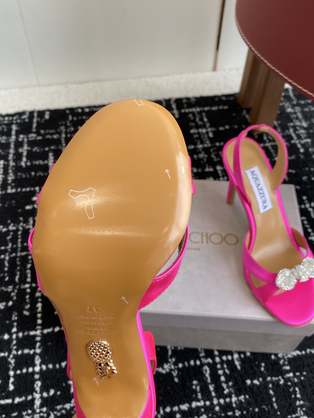 代购级
Aquazzura 24ss 惊艳火爆款、菠萝 王室贵族的钟爱雍容华贵、气质高雅、到手如图柜级品