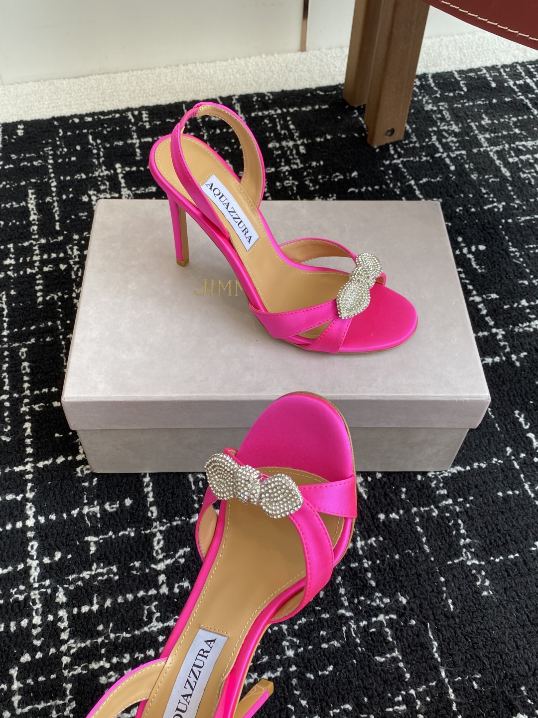 代购级
Aquazzura 24ss 惊艳火爆款、菠萝 王室贵族的钟爱雍容华贵、气质高雅、到手如图柜级品