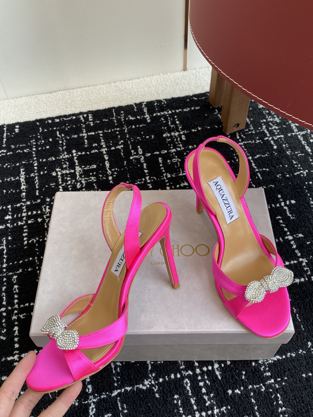 代购级
Aquazzura 24ss 惊艳火爆款、菠萝 王室贵族的钟爱雍容华贵、气质高雅、到手如图柜级品