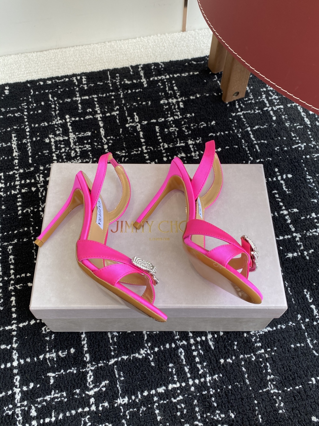 代购级
Aquazzura 24ss 惊艳火爆款、菠萝 王室贵族的钟爱雍容华贵、气质高雅、到手如图柜级品