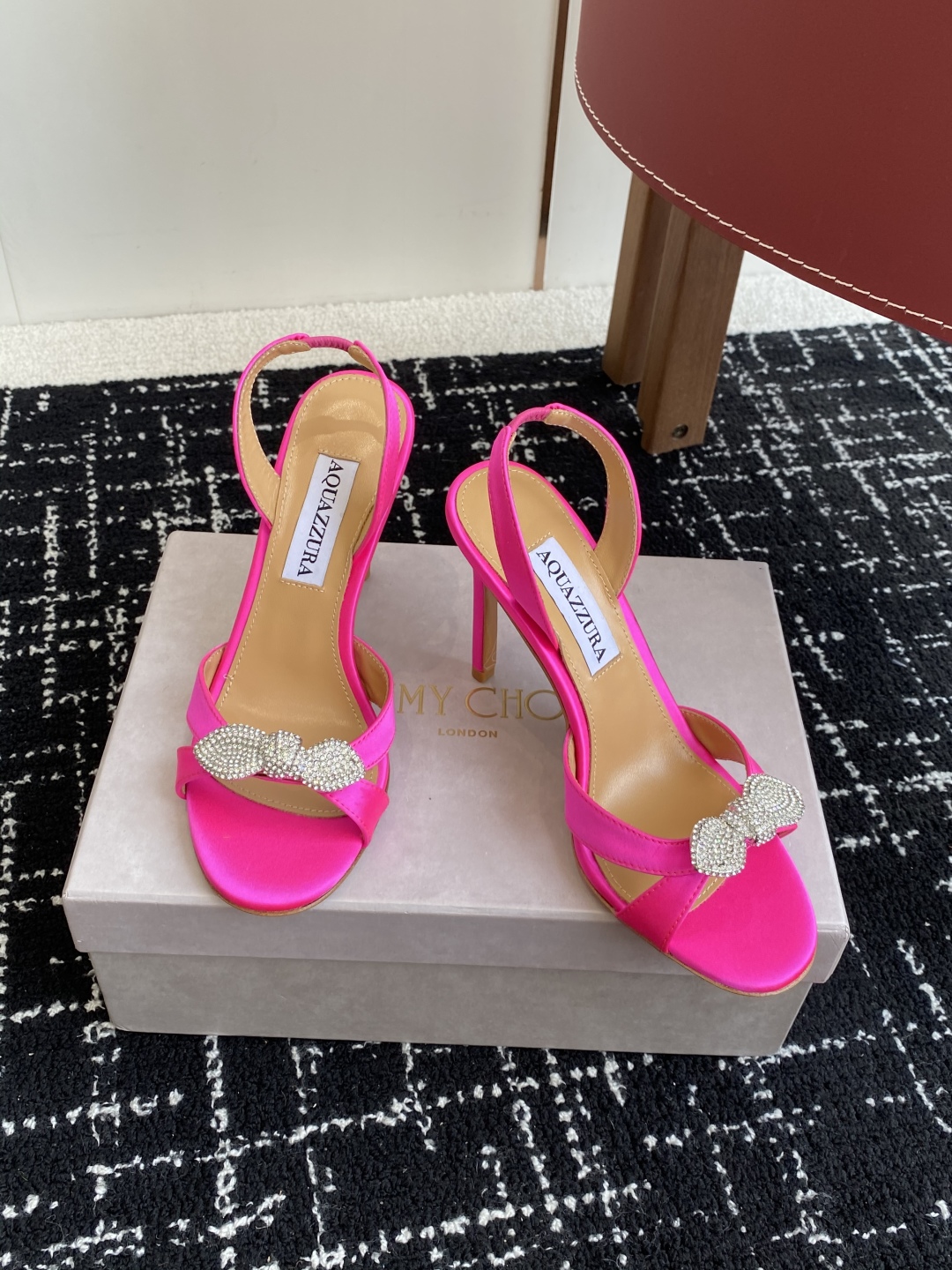 代购级
Aquazzura 24ss 惊艳火爆款、菠萝 王室贵族的钟爱雍容华贵、气质高雅、到手如图柜级品