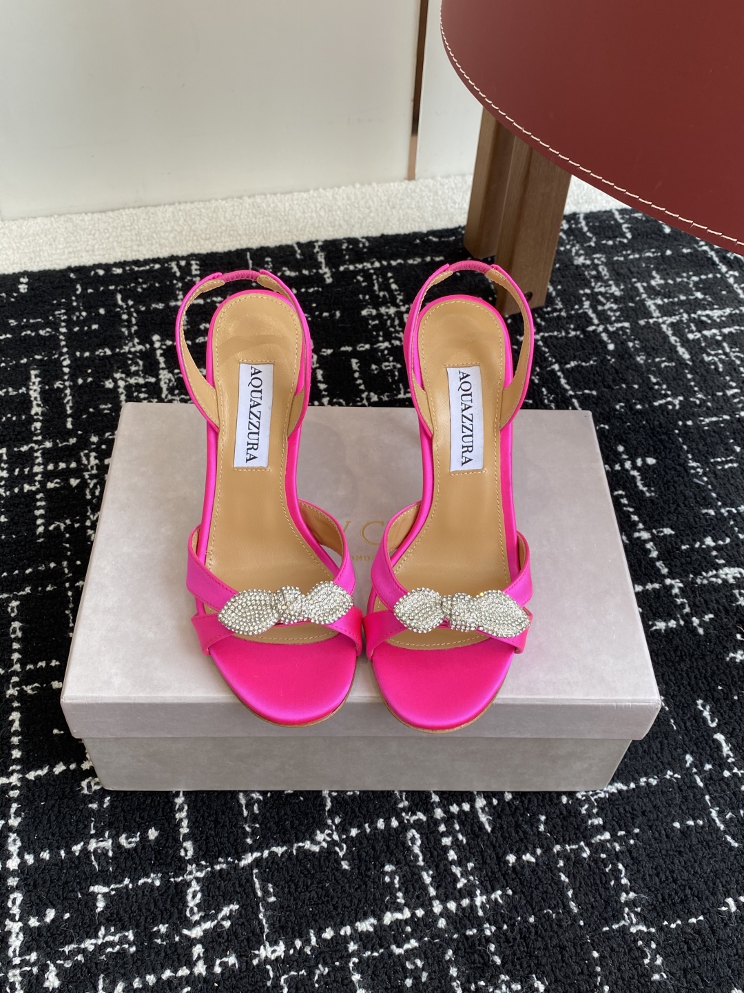 代购级
Aquazzura 24ss 惊艳火爆款、菠萝 王室贵族的钟爱雍容华贵、气质高雅、到手如图柜级品