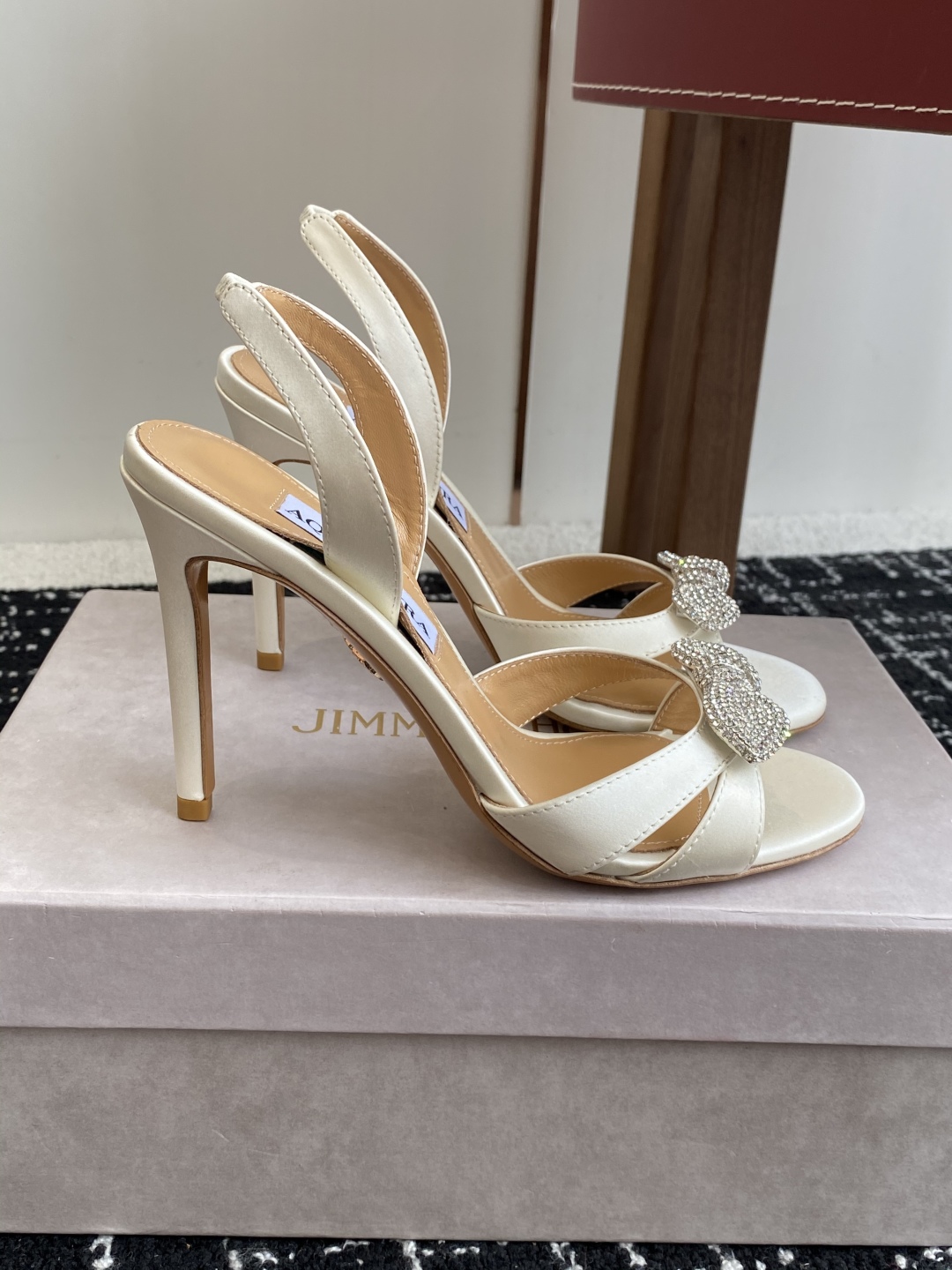 代购级
Aquazzura 24ss 惊艳火爆款、菠萝 王室贵族的钟爱雍容华贵、气质高雅、到手如图柜级品