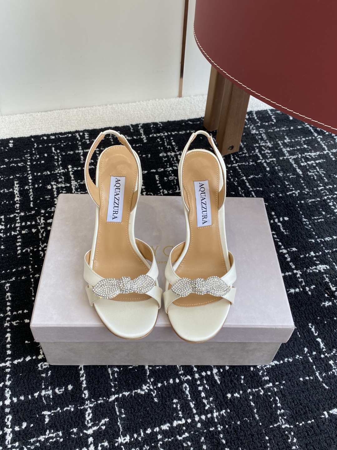 代购级
Aquazzura 24ss 惊艳火爆款、菠萝 王室贵族的钟爱雍容华贵、气质高雅、到手如图柜级品