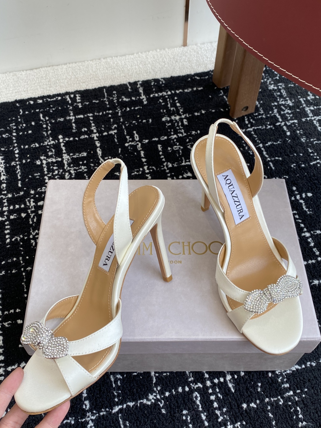 代购级
Aquazzura 24ss 惊艳火爆款、菠萝 王室贵族的钟爱雍容华贵、气质高雅、到手如图柜级品