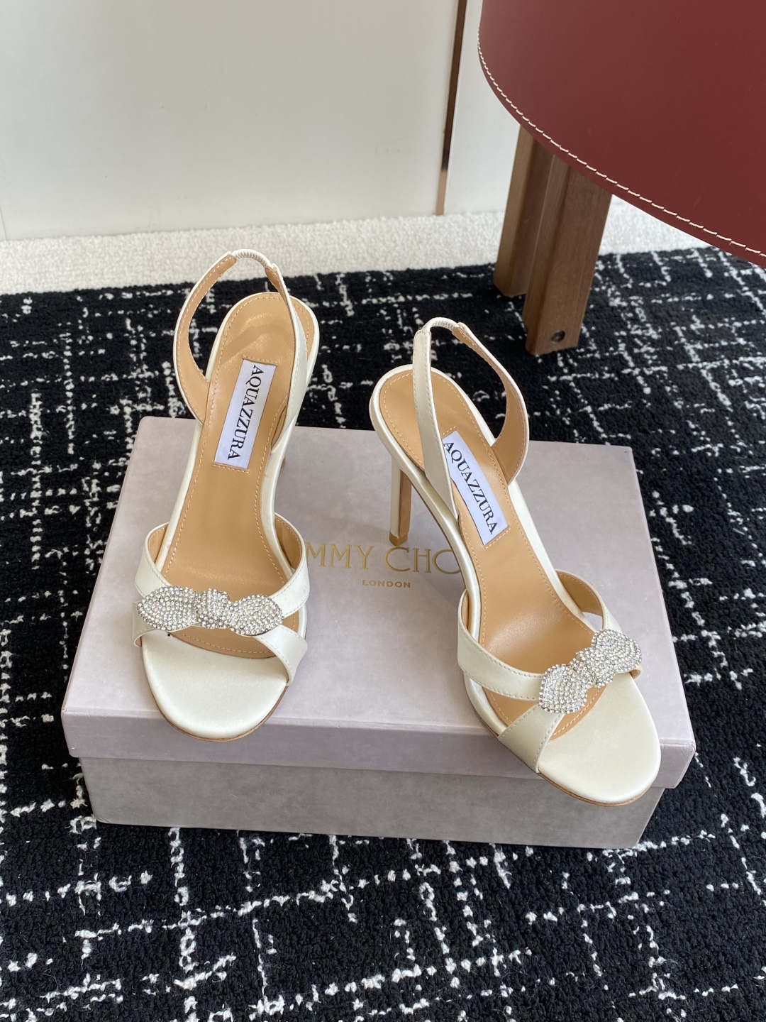 代购级
Aquazzura 24ss 惊艳火爆款、菠萝 王室贵族的钟爱雍容华贵、气质高雅、到手如图柜级品