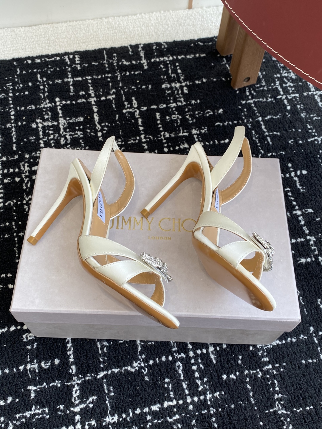 代购级
Aquazzura 24ss 惊艳火爆款、菠萝 王室贵族的钟爱雍容华贵、气质高雅、到手如图柜级品
