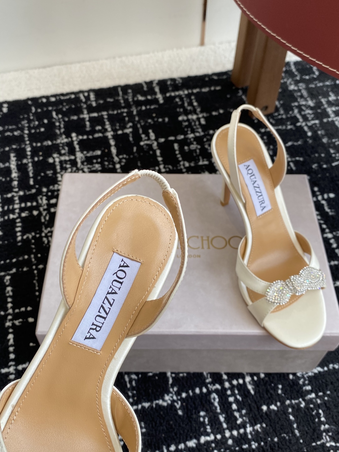 代购级
Aquazzura 24ss 惊艳火爆款、菠萝 王室贵族的钟爱雍容华贵、气质高雅、到手如图柜级品