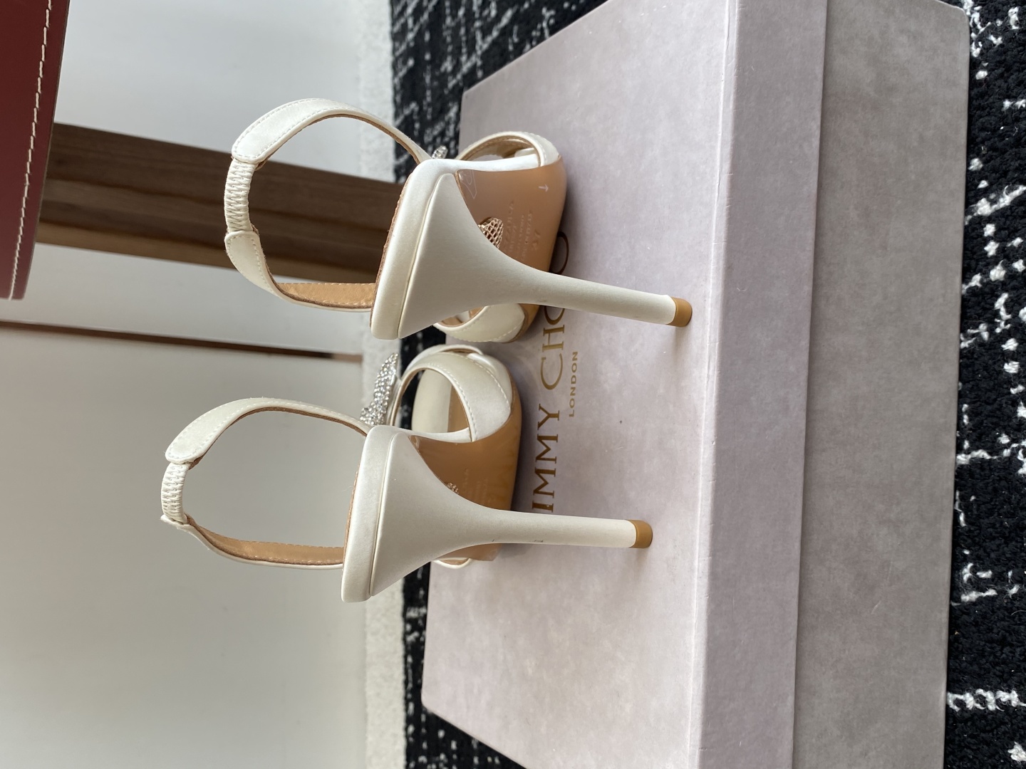 代购级
Aquazzura 24ss 惊艳火爆款、菠萝 王室贵族的钟爱雍容华贵、气质高雅、到手如图柜级品