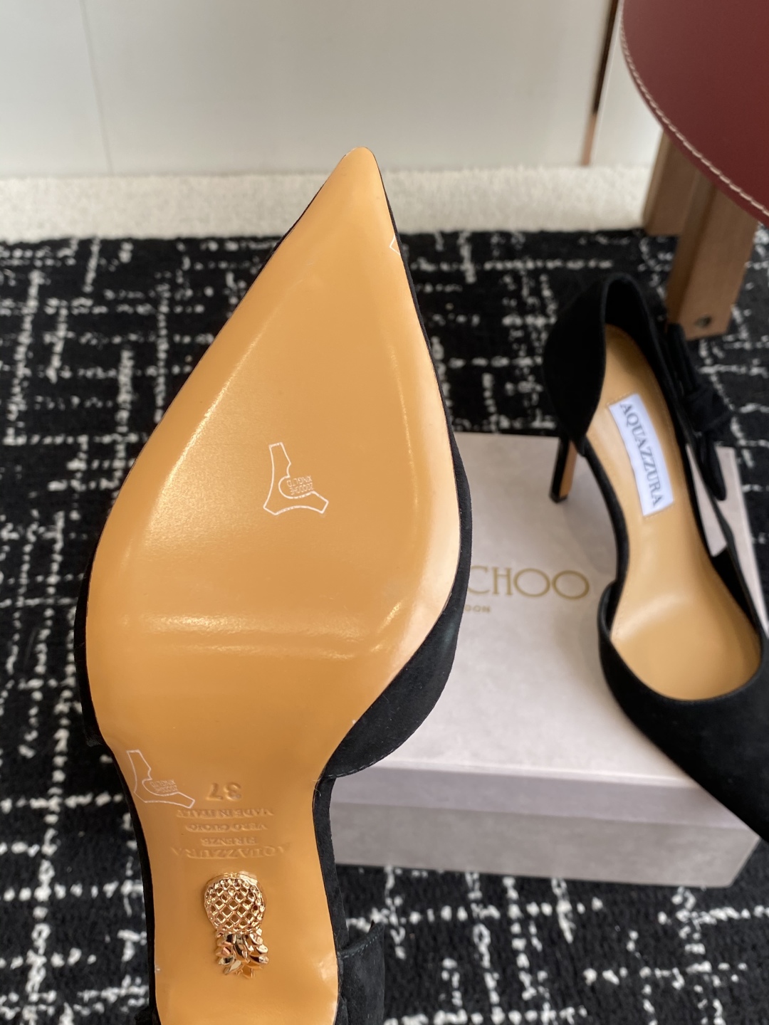 代购级
Aquazzura 25ss 惊艳火爆款、菠萝 王室贵族的钟爱雍容华贵、气质高雅、到手如图柜级品