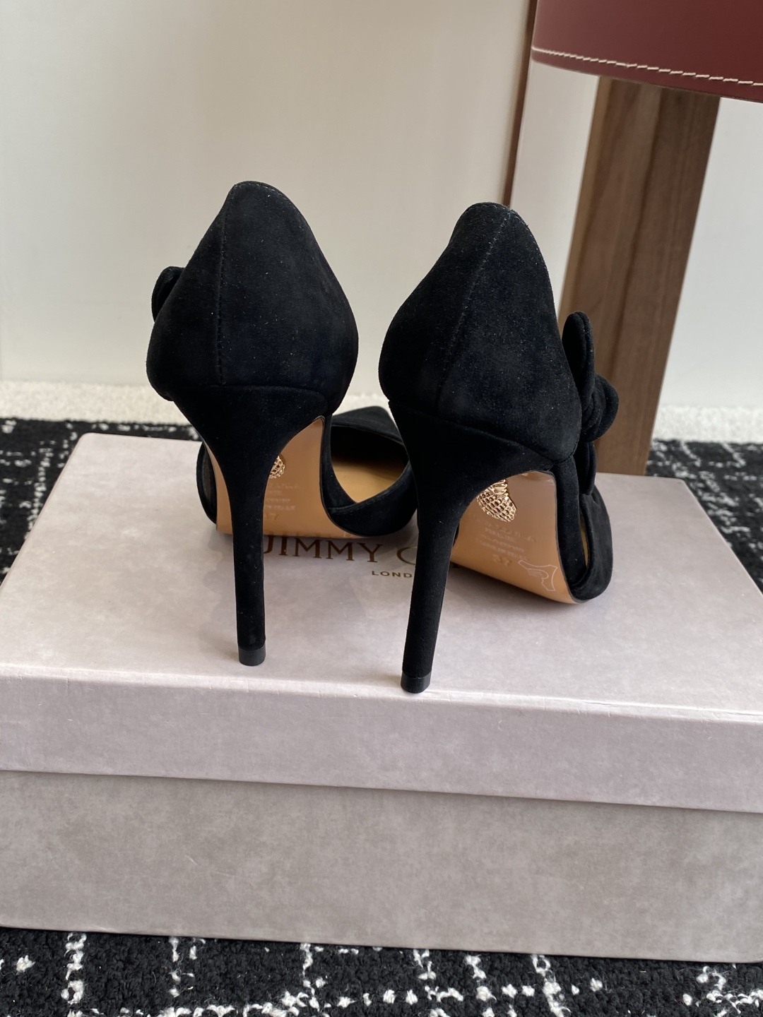 代购级
Aquazzura 25ss 惊艳火爆款、菠萝 王室贵族的钟爱雍容华贵、气质高雅、到手如图柜级品