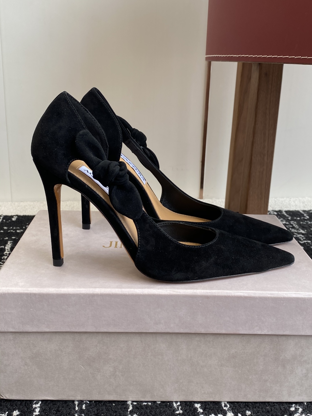 代购级
Aquazzura 25ss 惊艳火爆款、菠萝 王室贵族的钟爱雍容华贵、气质高雅、到手如图柜级品