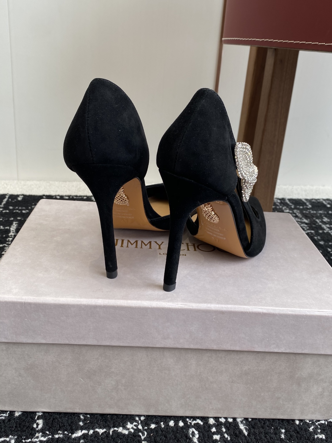 代购级
Aquazzura 25ss 惊艳火爆款、菠萝 王室贵族的钟爱雍容华贵、气质高雅、到手如图柜级品