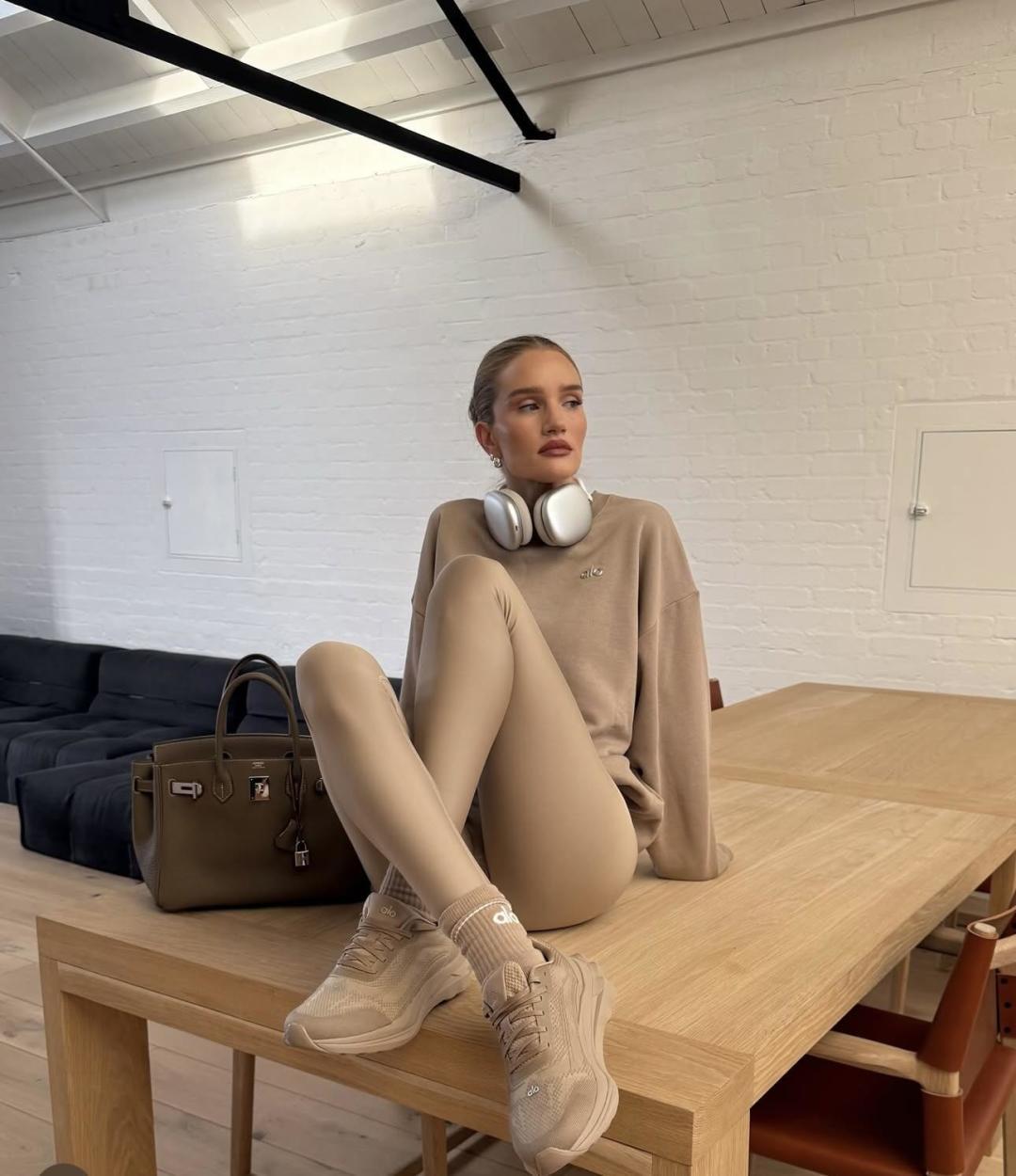 NO:402733,Foot pictures Reference, casual shoes/sports shoes, sneakers19860909上脚图 参考,休闲鞋/运动鞋,sneakers,Women's Shoes