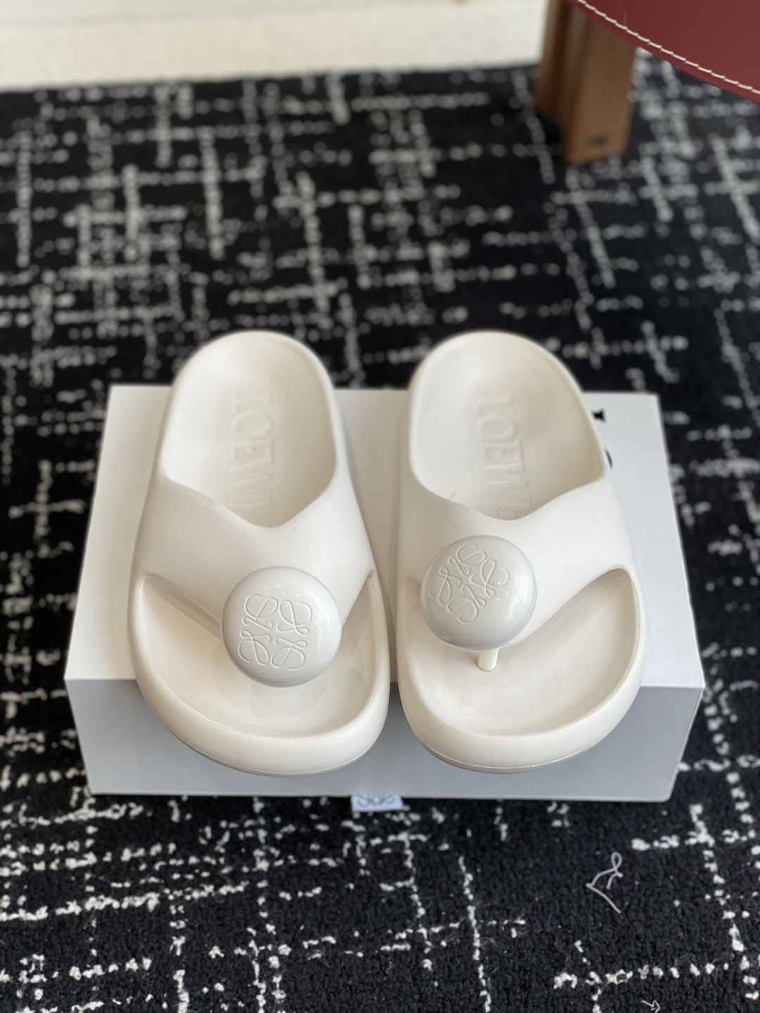 代购级
罗意威 LOEWE 春夏新款 Ease 泡泡夹脚 沙滩鞋 凉拖鞋 

原版购入开发做货  羊皮材