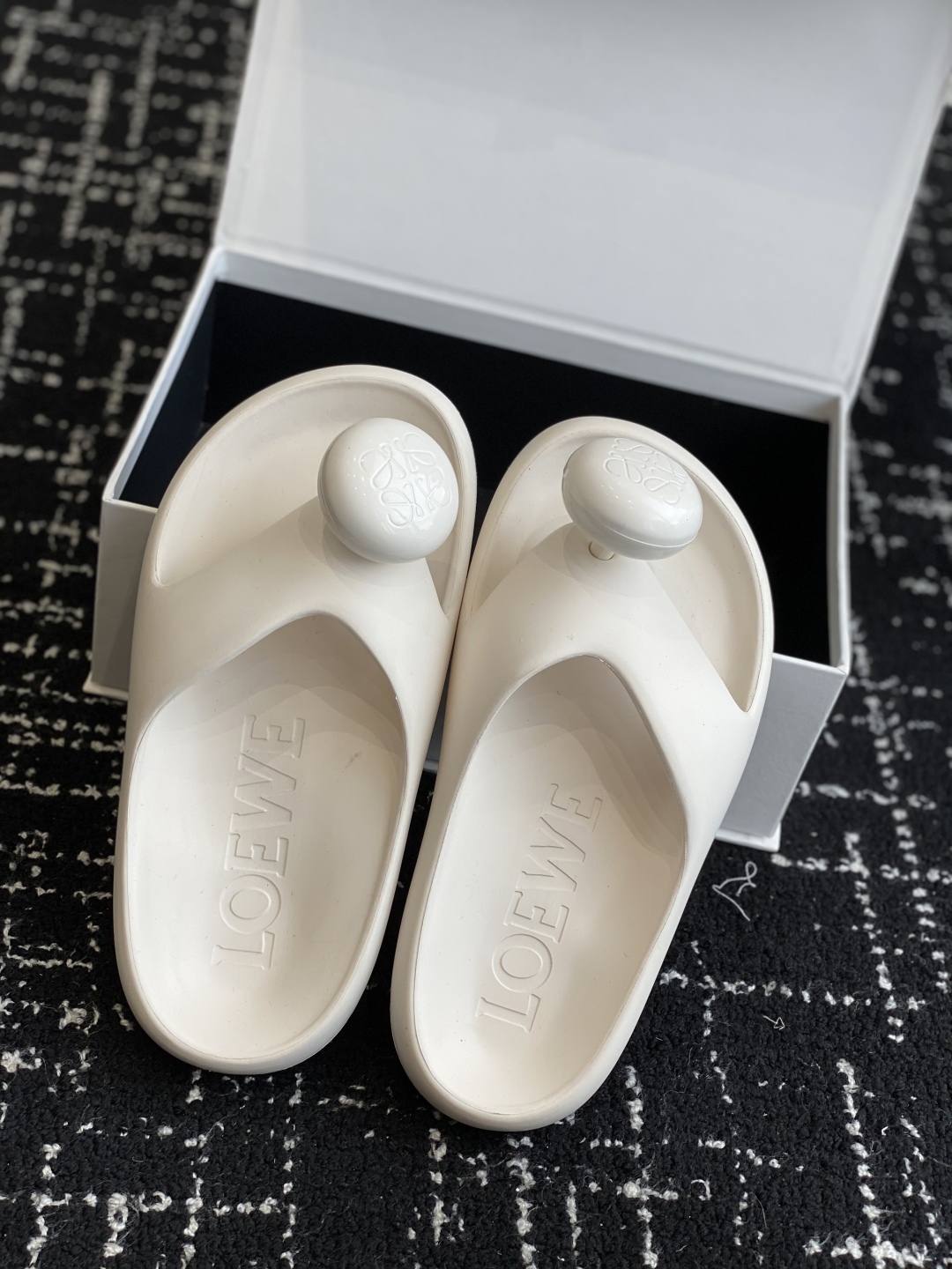 代购级
罗意威 LOEWE 春夏新款 Ease 泡泡夹脚 沙滩鞋 凉拖鞋 

原版购入开发做货  羊皮材