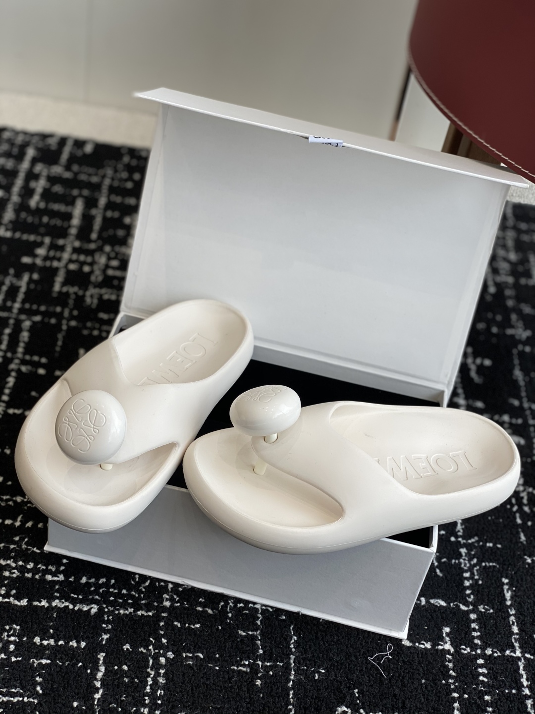 代购级
罗意威 LOEWE 春夏新款 Ease 泡泡夹脚 沙滩鞋 凉拖鞋 

原版购入开发做货  羊皮材