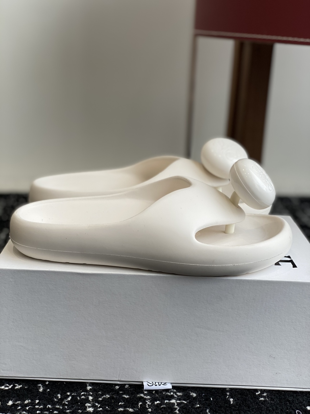 代购级
罗意威 LOEWE 春夏新款 Ease 泡泡夹脚 沙滩鞋 凉拖鞋 

原版购入开发做货  羊皮材