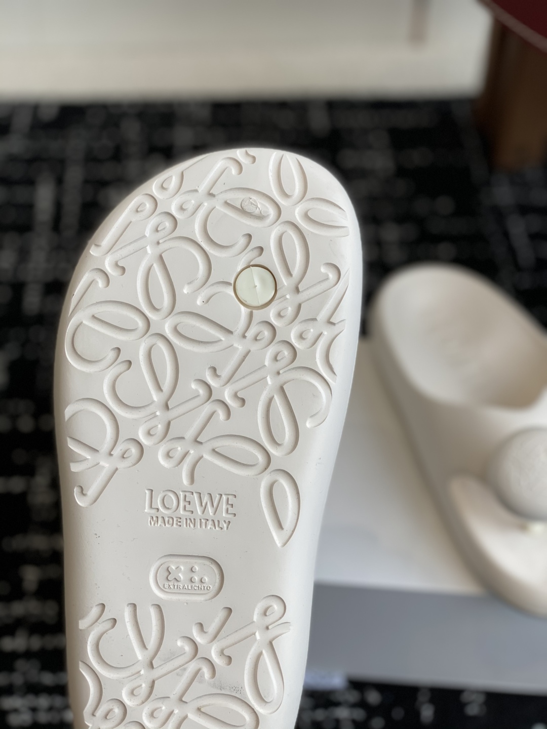 代购级
罗意威 LOEWE 春夏新款 Ease 泡泡夹脚 沙滩鞋 凉拖鞋 

原版购入开发做货  羊皮材