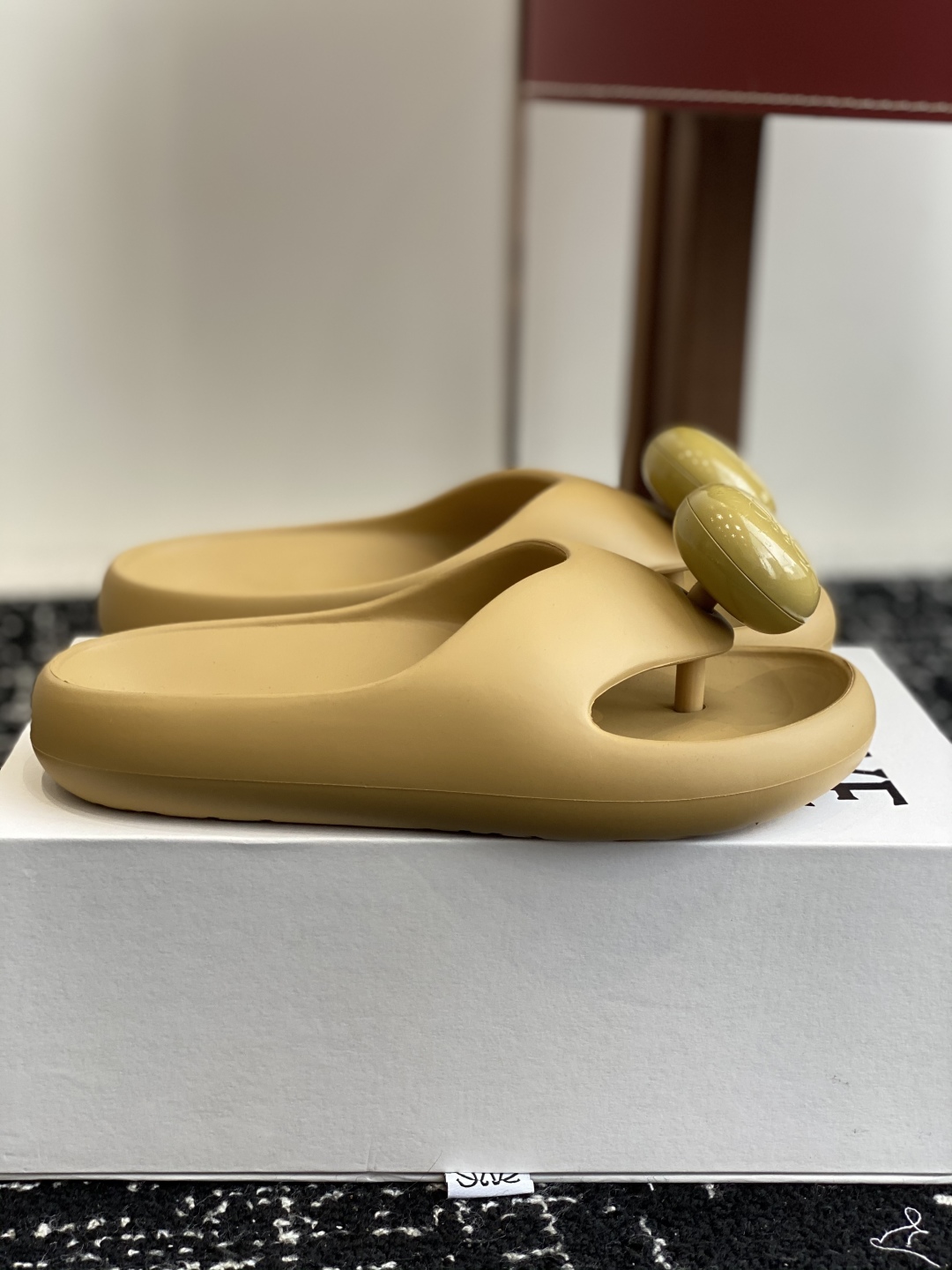 代购级
罗意威 LOEWE 春夏新款 Ease 泡泡夹脚 沙滩鞋 凉拖鞋 

原版购入开发做货  羊皮材