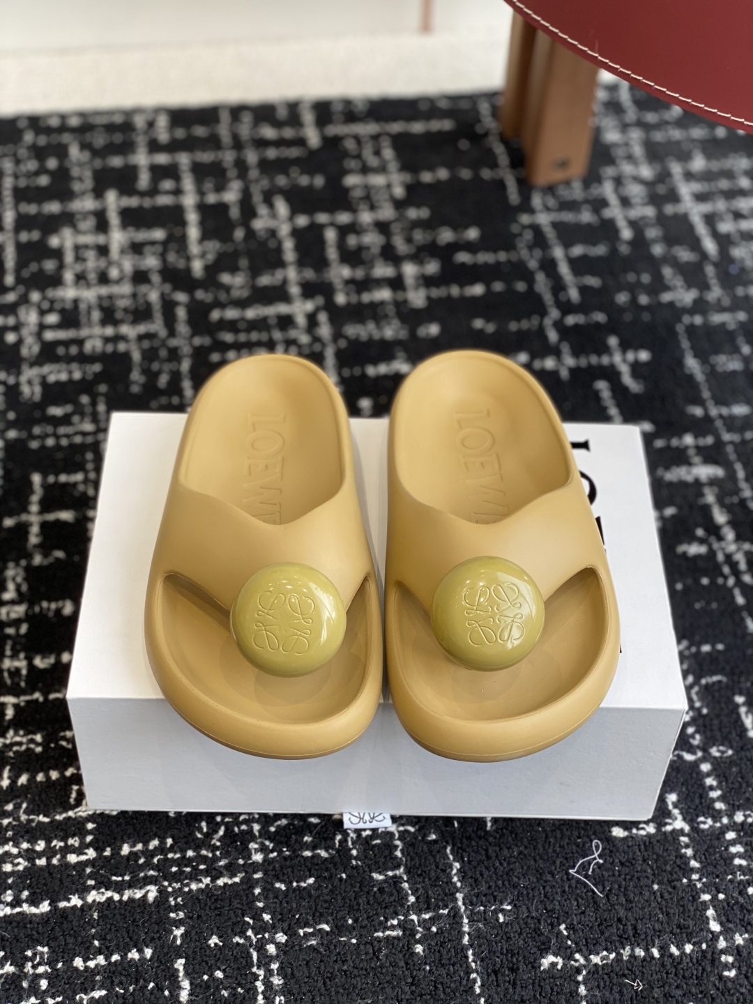 代购级
罗意威 LOEWE 春夏新款 Ease 泡泡夹脚 沙滩鞋 凉拖鞋 

原版购入开发做货  羊皮材