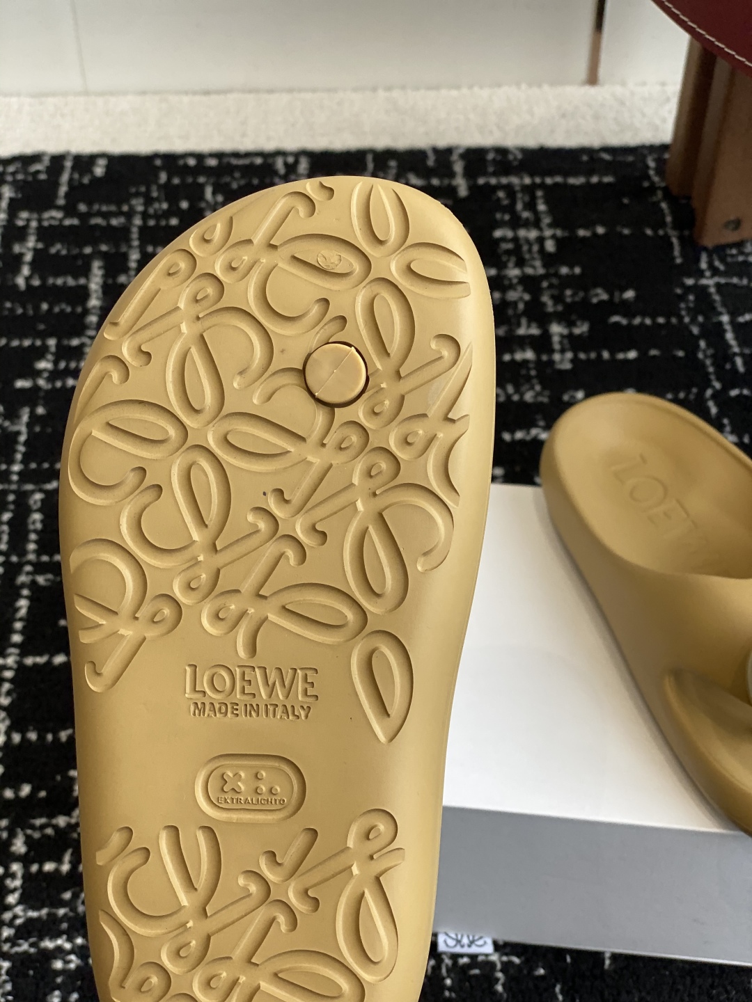 代购级
罗意威 LOEWE 春夏新款 Ease 泡泡夹脚 沙滩鞋 凉拖鞋 

原版购入开发做货  羊皮材