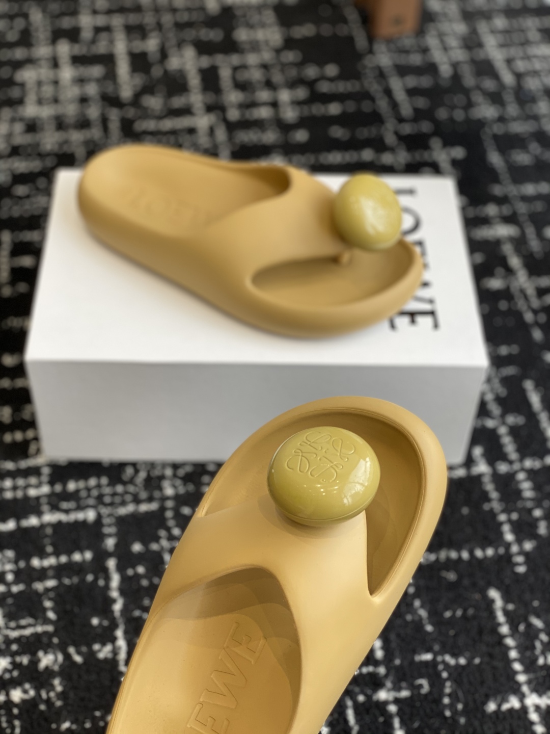 代购级
罗意威 LOEWE 春夏新款 Ease 泡泡夹脚 沙滩鞋 凉拖鞋 

原版购入开发做货  羊皮材