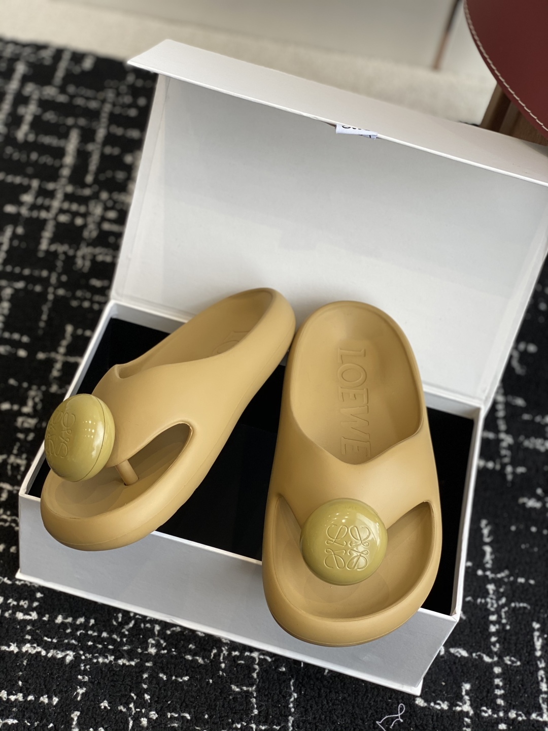 代购级
罗意威 LOEWE 春夏新款 Ease 泡泡夹脚 沙滩鞋 凉拖鞋 

原版购入开发做货  羊皮材