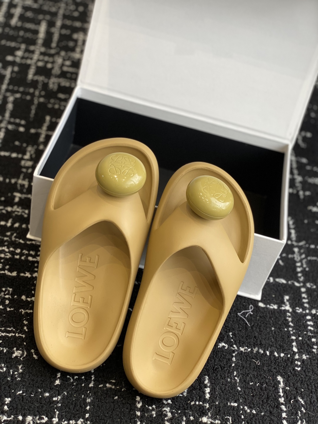 代购级
罗意威 LOEWE 春夏新款 Ease 泡泡夹脚 沙滩鞋 凉拖鞋 

原版购入开发做货  羊皮材