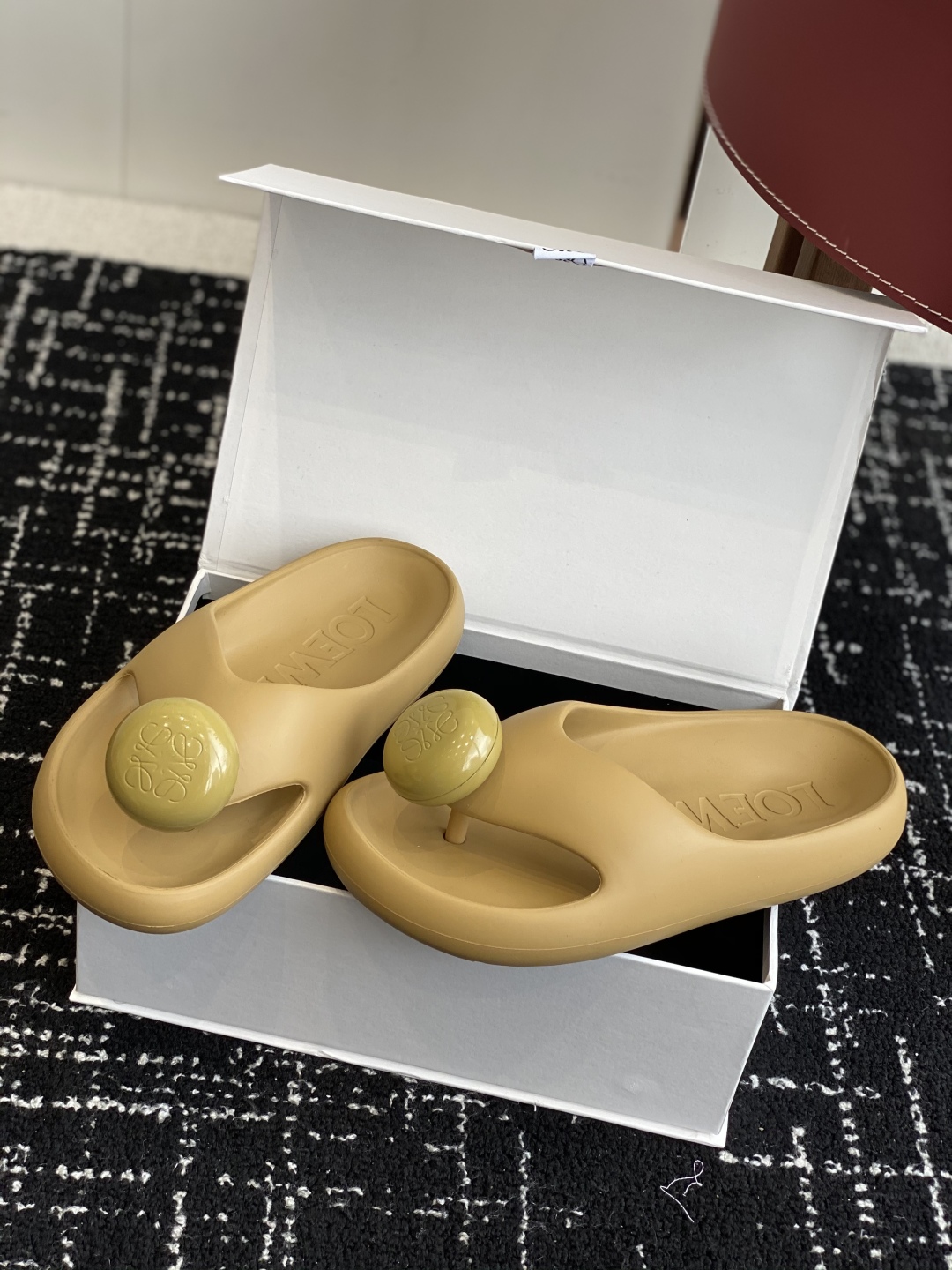 代购级
罗意威 LOEWE 春夏新款 Ease 泡泡夹脚 沙滩鞋 凉拖鞋 

原版购入开发做货  羊皮材