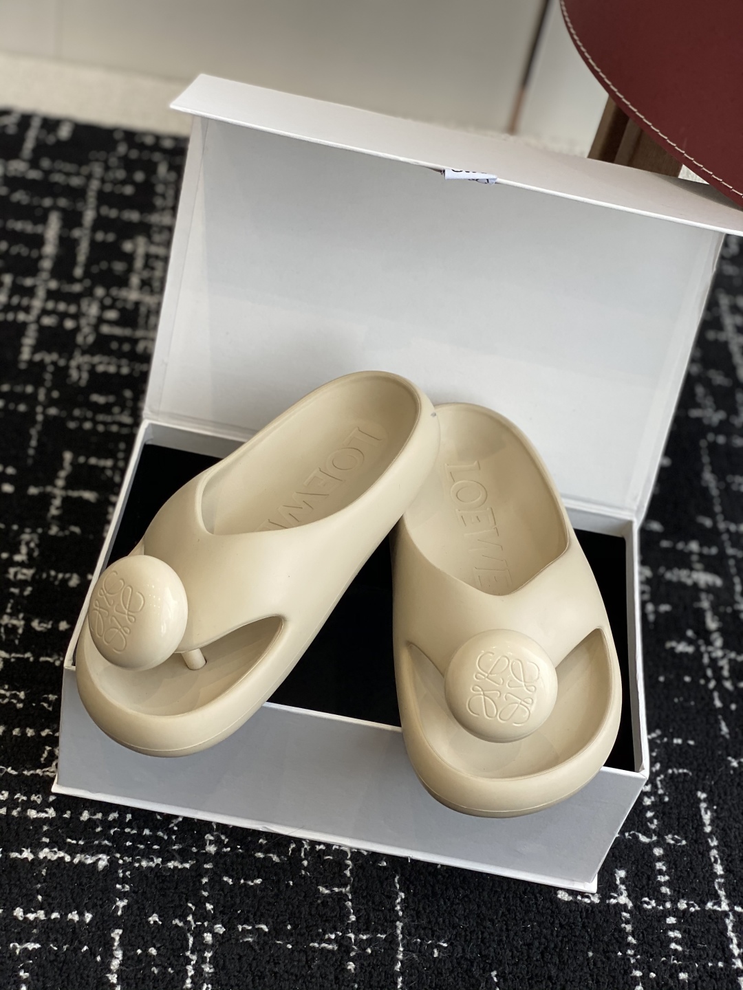 代购级
罗意威 LOEWE 春夏新款 Ease 泡泡夹脚 沙滩鞋 凉拖鞋 

原版购入开发做货  羊皮材