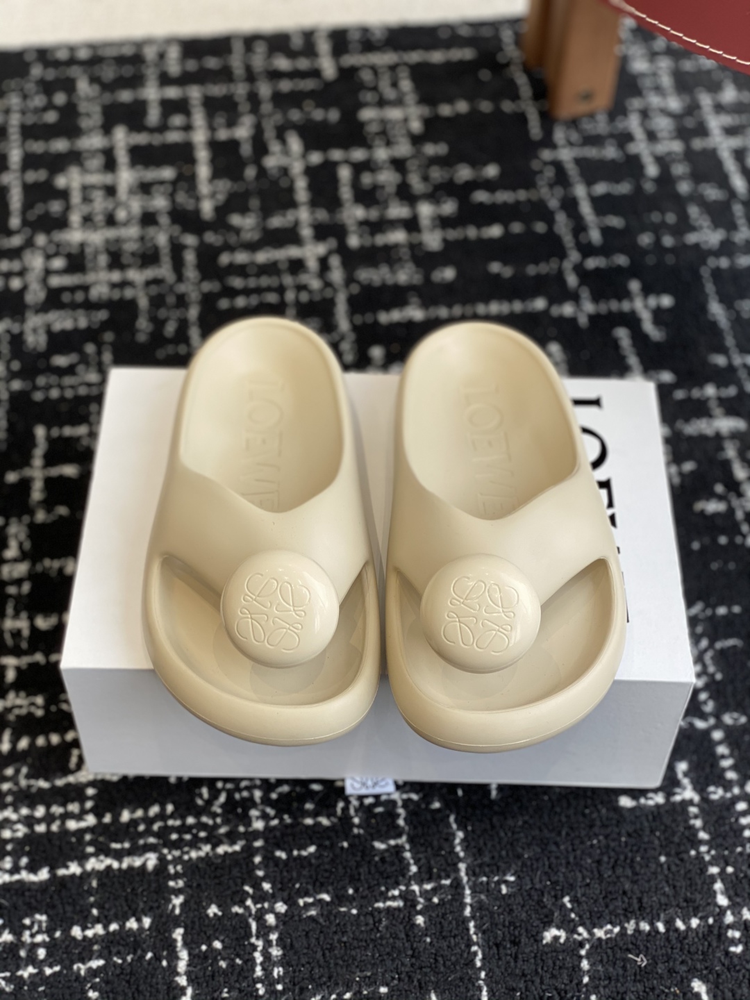 代购级
罗意威 LOEWE 春夏新款 Ease 泡泡夹脚 沙滩鞋 凉拖鞋 

原版购入开发做货  羊皮材