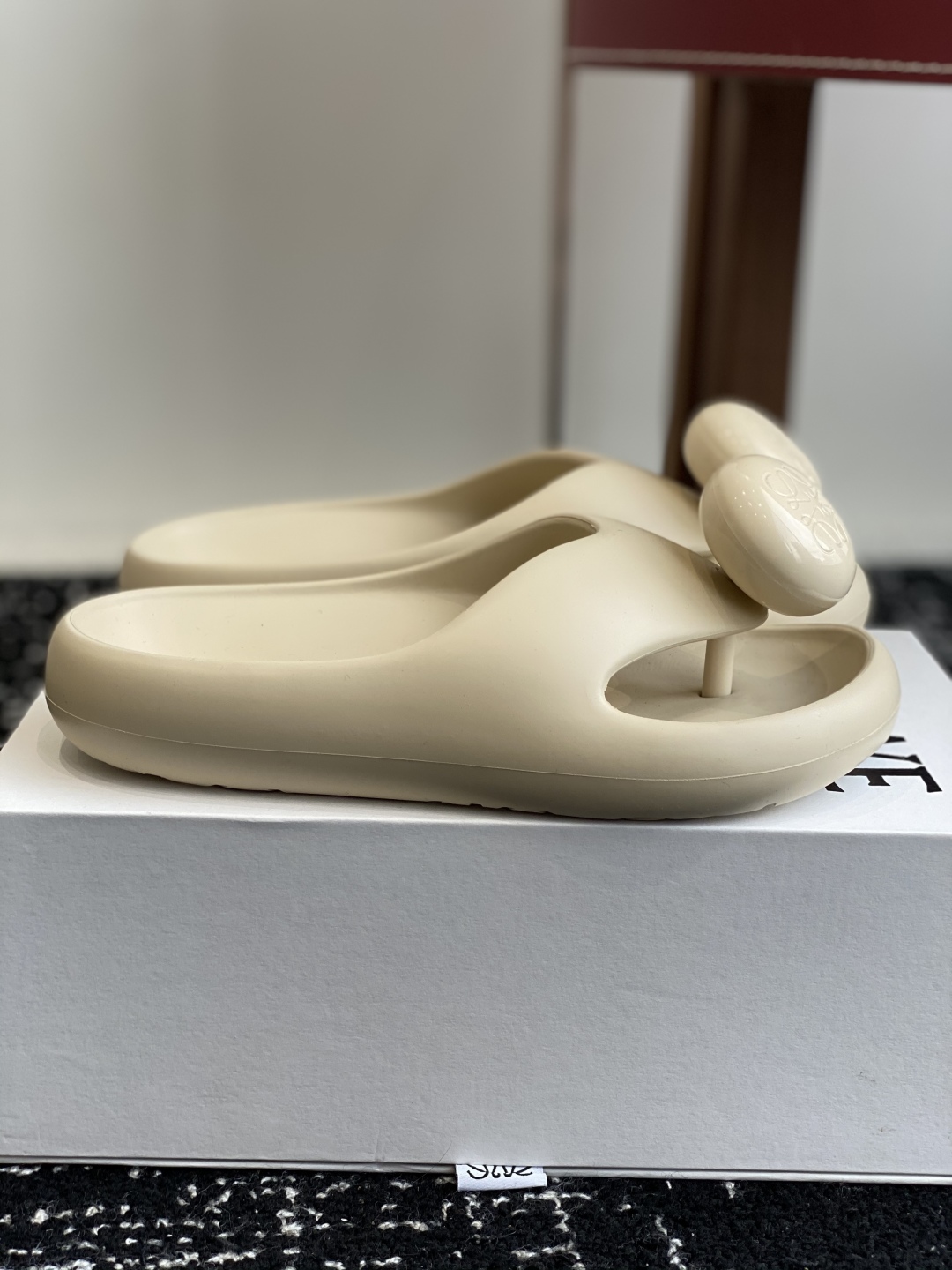 代购级
罗意威 LOEWE 春夏新款 Ease 泡泡夹脚 沙滩鞋 凉拖鞋 

原版购入开发做货  羊皮材