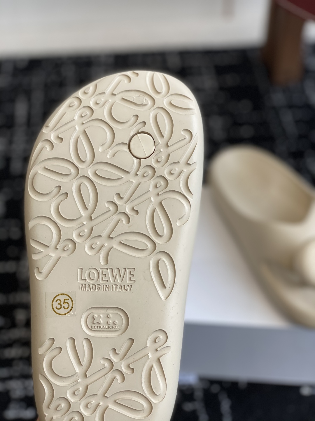 代购级
罗意威 LOEWE 春夏新款 Ease 泡泡夹脚 沙滩鞋 凉拖鞋 

原版购入开发做货  羊皮材