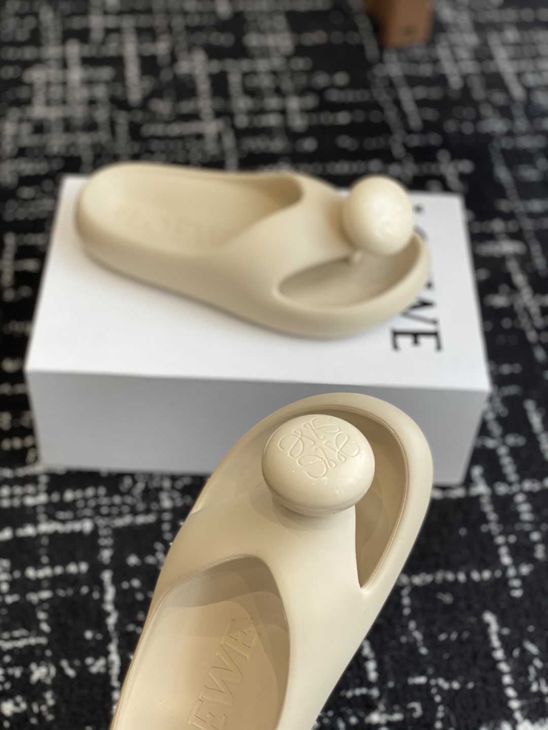 代购级
罗意威 LOEWE 春夏新款 Ease 泡泡夹脚 沙滩鞋 凉拖鞋 

原版购入开发做货  羊皮材