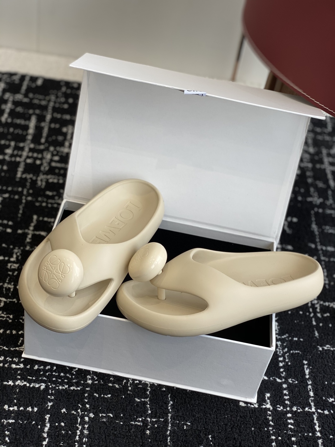 代购级
罗意威 LOEWE 春夏新款 Ease 泡泡夹脚 沙滩鞋 凉拖鞋 

原版购入开发做货  羊皮材