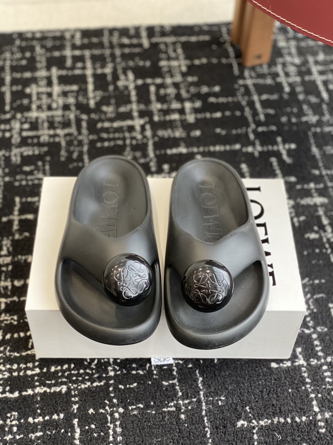 代购级
罗意威 LOEWE 春夏新款 Ease 泡泡夹脚 沙滩鞋 凉拖鞋 

原版购入开发做货  羊皮材