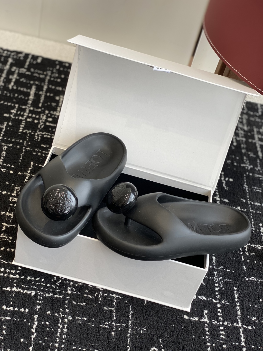 代购级
罗意威 LOEWE 春夏新款 Ease 泡泡夹脚 沙滩鞋 凉拖鞋 

原版购入开发做货  羊皮材