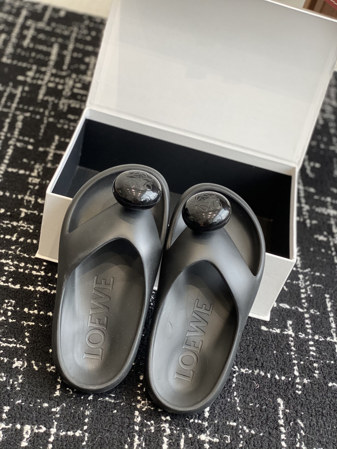 代购级
罗意威 LOEWE 春夏新款 Ease 泡泡夹脚 沙滩鞋 凉拖鞋 

原版购入开发做货  羊皮材