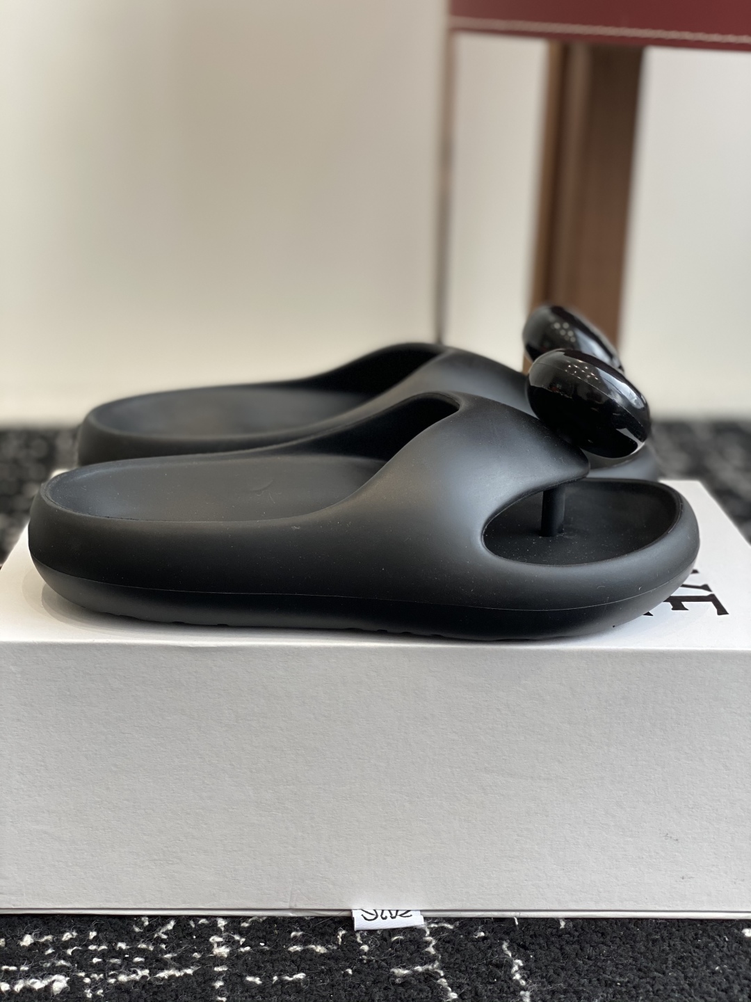 代购级
罗意威 LOEWE 春夏新款 Ease 泡泡夹脚 沙滩鞋 凉拖鞋 

原版购入开发做货  羊皮材