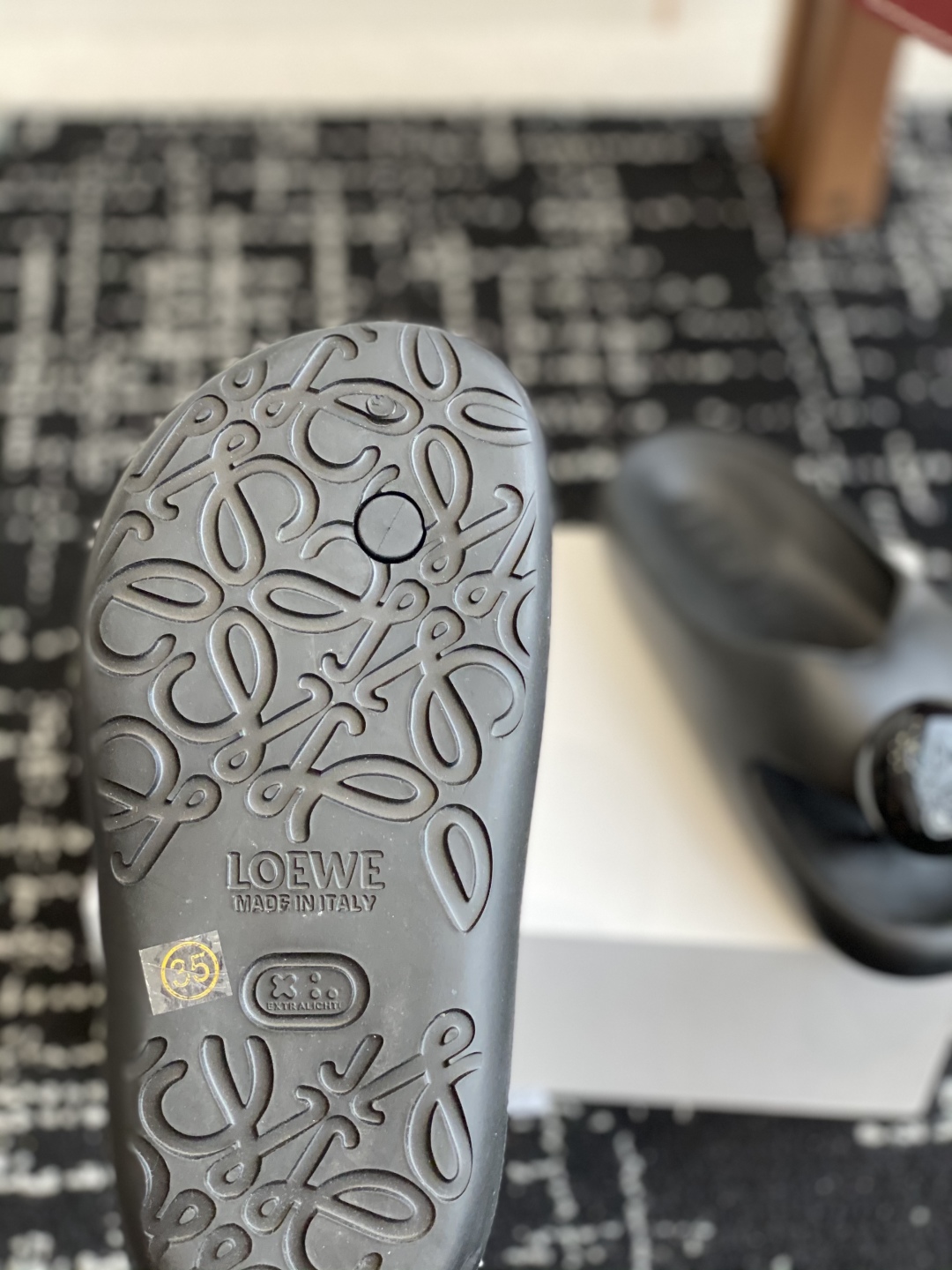 代购级
罗意威 LOEWE 春夏新款 Ease 泡泡夹脚 沙滩鞋 凉拖鞋 

原版购入开发做货  羊皮材