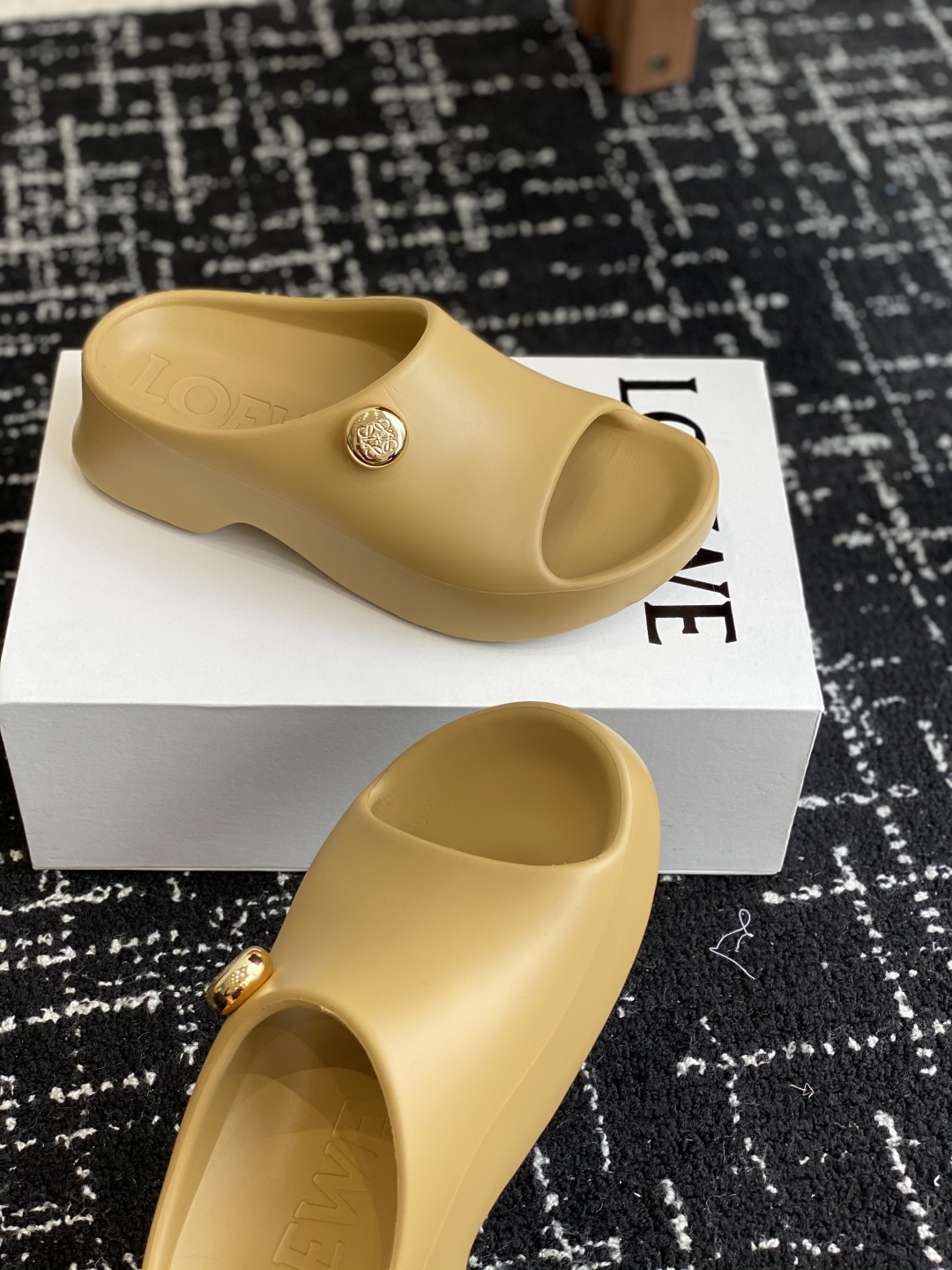 代购级
罗意威 LOEWE 24s春夏新款 Ease 泡泡夹脚 沙滩鞋 凉拖鞋 

原版购入开发做货  