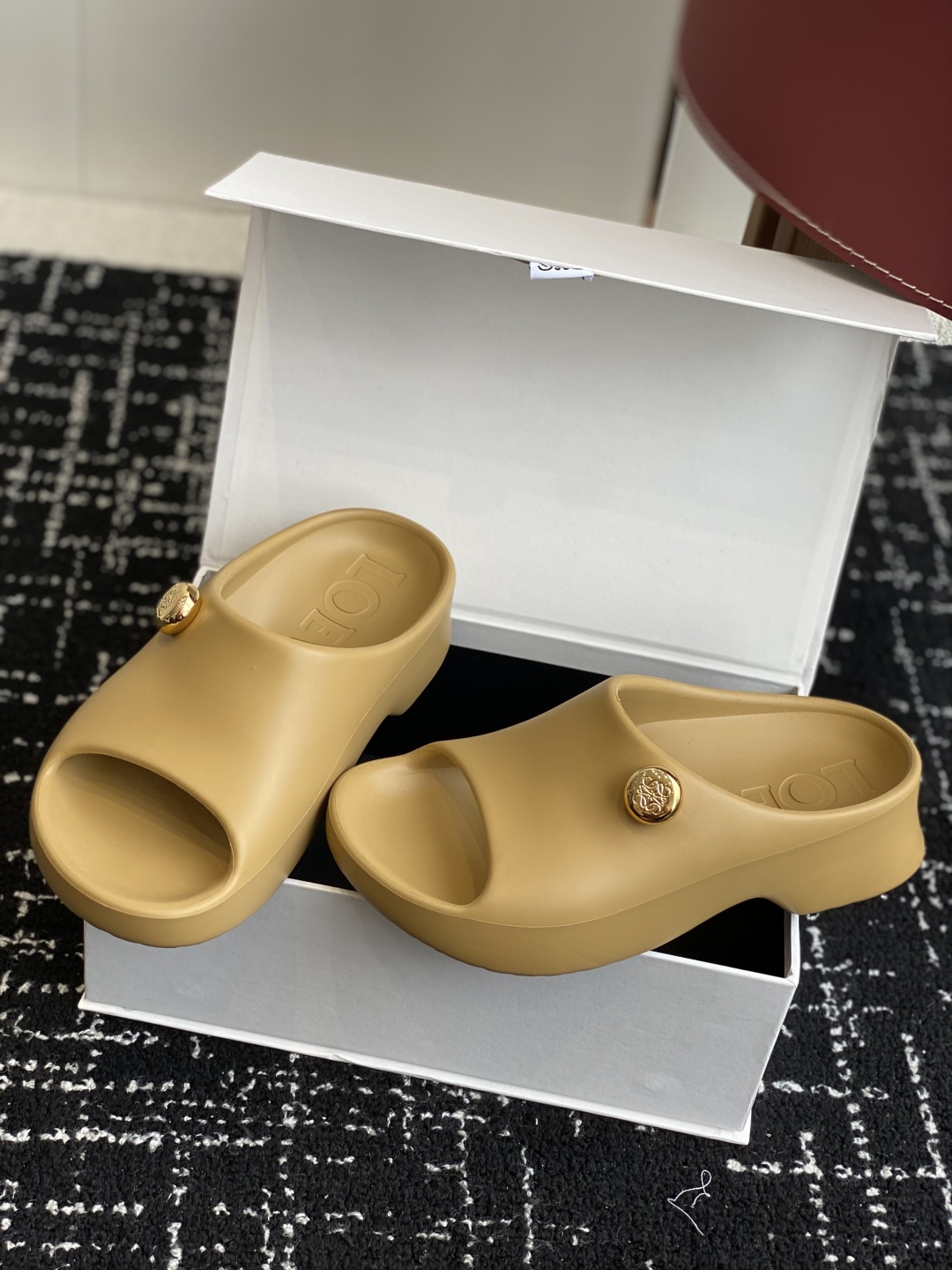 代购级
罗意威 LOEWE 24s春夏新款 Ease 泡泡夹脚 沙滩鞋 凉拖鞋 

原版购入开发做货  
