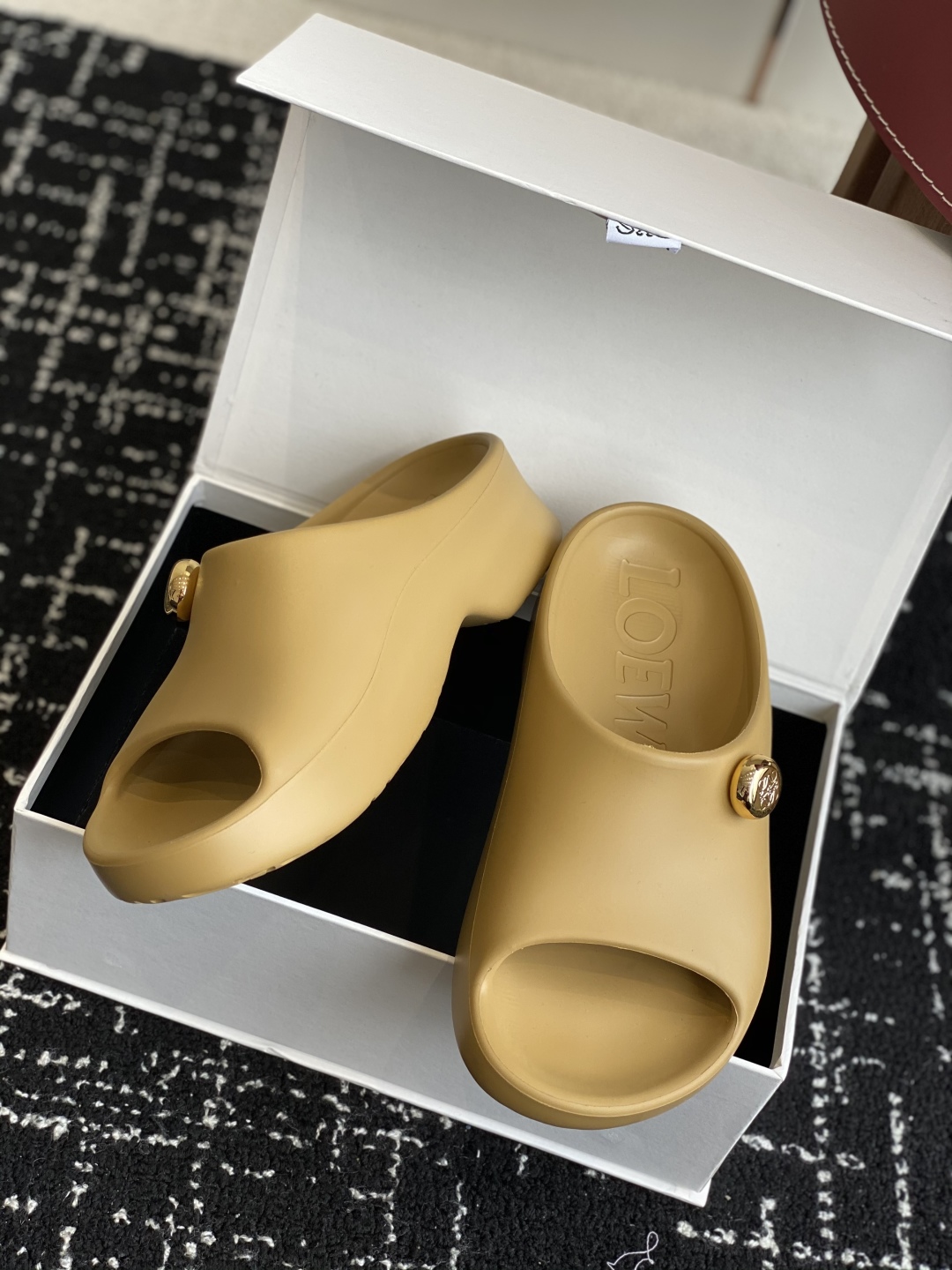 代购级
罗意威 LOEWE 24s春夏新款 Ease 泡泡夹脚 沙滩鞋 凉拖鞋 

原版购入开发做货  