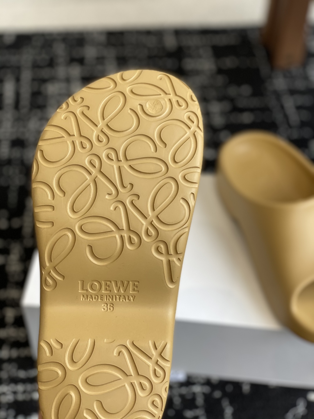 代购级
罗意威 LOEWE 24s春夏新款 Ease 泡泡夹脚 沙滩鞋 凉拖鞋 

原版购入开发做货  