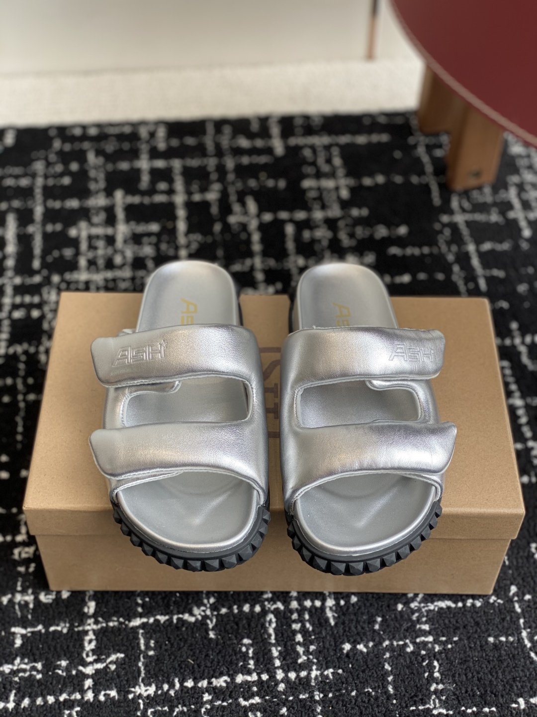 代购级
ASH 25ss 春夏季新款 系列休闲 平底 拖鞋款
专柜同步新款

质感皮面：光泽羊皮打造摩登