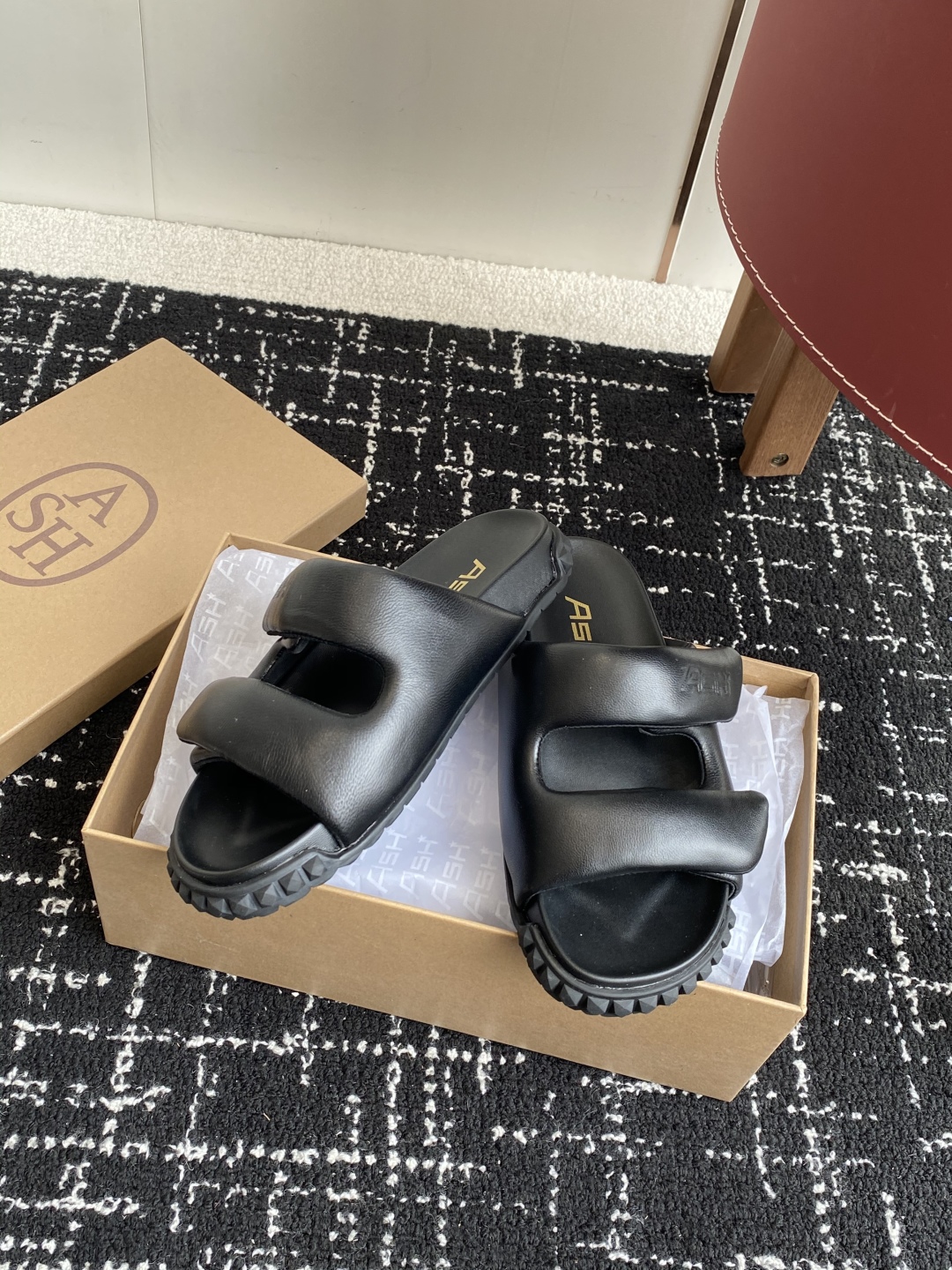 代购级
ASH 25ss 春夏季新款 系列休闲 平底 拖鞋款
专柜同步新款

质感皮面：光泽羊皮打造摩登