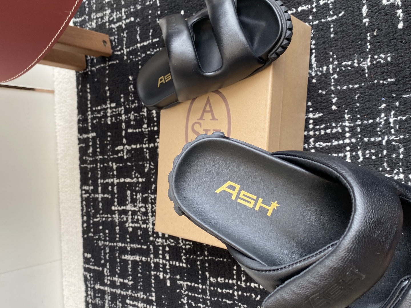 代购级
ASH 25ss 春夏季新款 系列休闲 平底 拖鞋款
专柜同步新款

质感皮面：光泽羊皮打造摩登