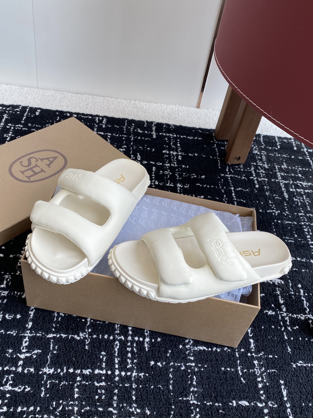 代购级
ASH 25ss 春夏季新款 系列休闲 平底 拖鞋款
专柜同步新款

质感皮面：光泽羊皮打造摩登