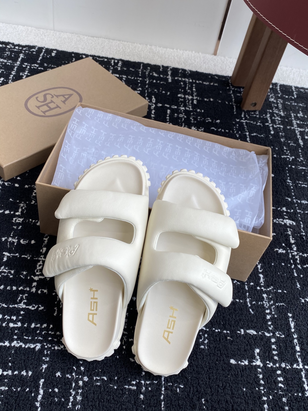 代购级
ASH 25ss 春夏季新款 系列休闲 平底 拖鞋款
专柜同步新款

质感皮面：光泽羊皮打造摩登